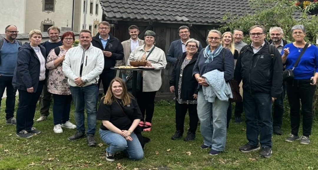 Anrasin kylän keskusta. Taustalla Pfleghaus, joka toimii kulttuuri- ja kunnantalona.